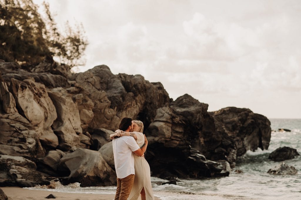 couples photoshoot at DT Fleming Beach Park with cute golden hour photos and intimate moments