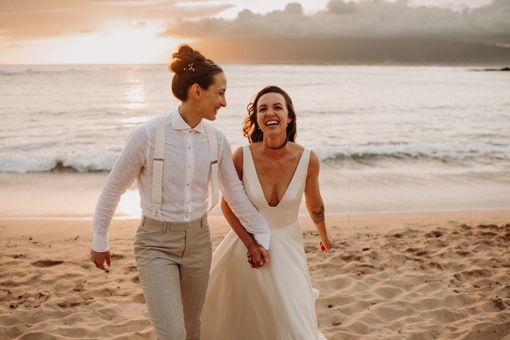 beach couples photos in Maui