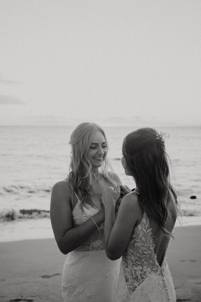 Beach couples photos for a Hawaii wedding day