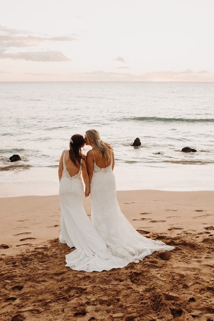 Beach couples photos for a Hawaii wedding day
