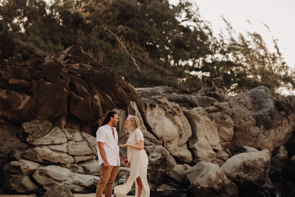 couples photoshoot at DT Fleming Beach Park with cute golden hour photos and intimate moments