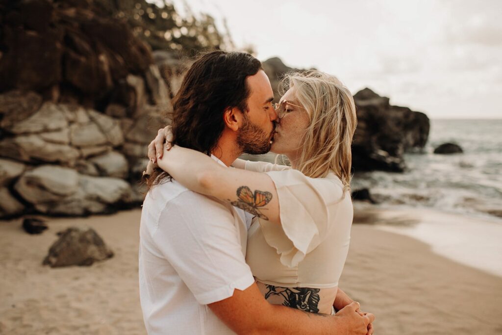 couples photoshoot at DT Fleming Beach Park with cute golden hour photos and intimate moments